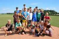 Die Kinder lernen bei schönstem Wetter die Grundlagen des Baseballsports.