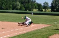 Pitcher Stefan Kartali versuchte einen Pickoff auf die erste Base zu First-Baseman Vivian Kurbel, der Runner war jedoch Safe.