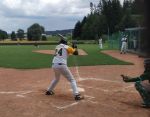 Coach Thomas Kurbel wartet an der Homeplate auf den Ball