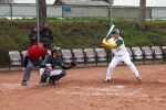 Shortstop Stefan Kiefer wartet angespannt auf den Wurf des Pitchers.