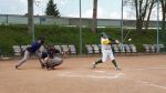 Shortstop Stefan Kiefer schlägt einen Hit.